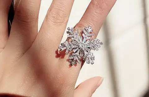 Ladreamia Rotatable Snowflake Ring