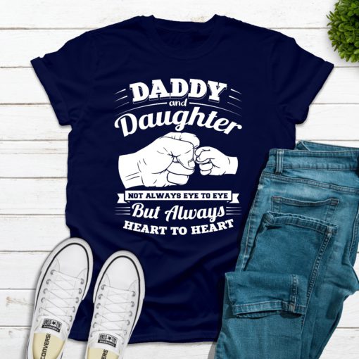 パパと赤ちゃんの娘のシャツ