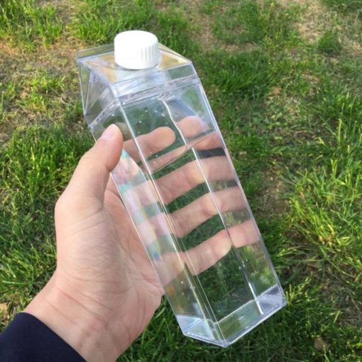 Vannflaske med melkekartong i plast, vannflaske i kartong