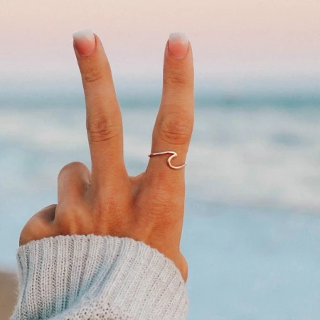 Minimalistický prsteň s oceánskou vlnou
