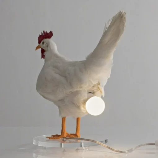 Тази лампа за пилешко яйце Taxidermy съществува