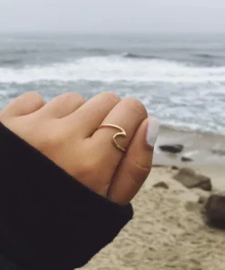 Minimalistic Ocean Wave Ring