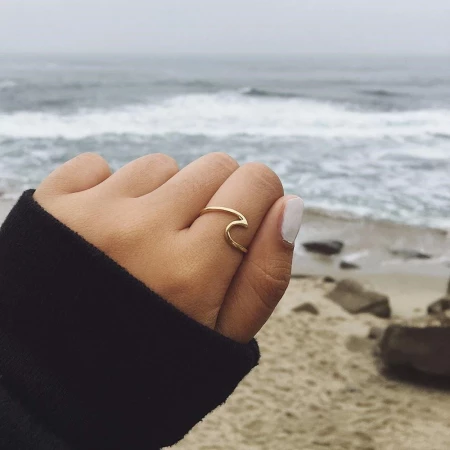 Минималистичен пръстен с океански вълни
