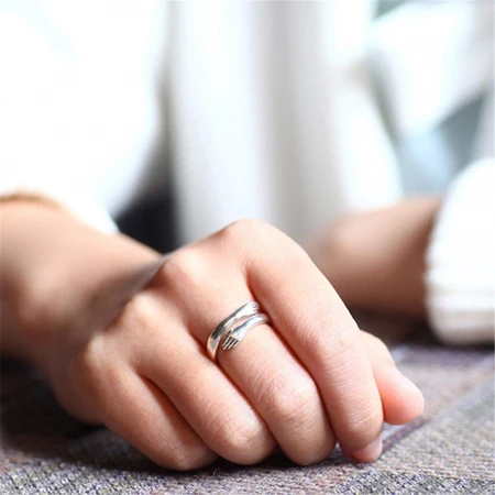 Stříbrný prsten Hug, průměr 1.9 cm
