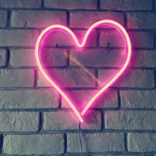 壁のネオンピンクのハートライト