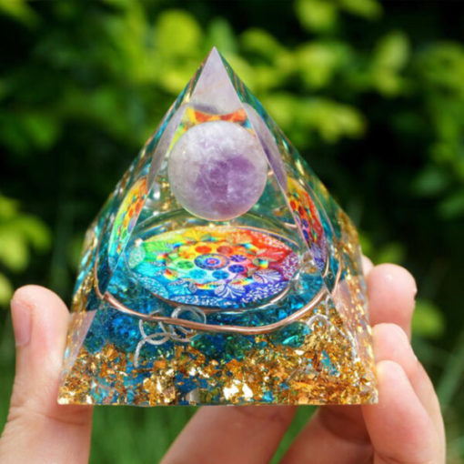 Pirámide de enerxía do universo de cristal natural creativo