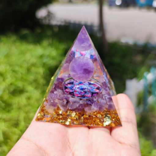 Piramid Tenaga Alam Semesta Kristal Asli yang Kreatif