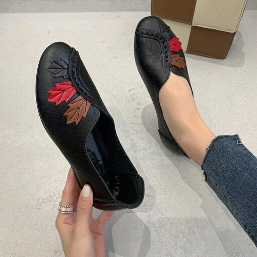 Дамски бродирани обувки с нисък ток