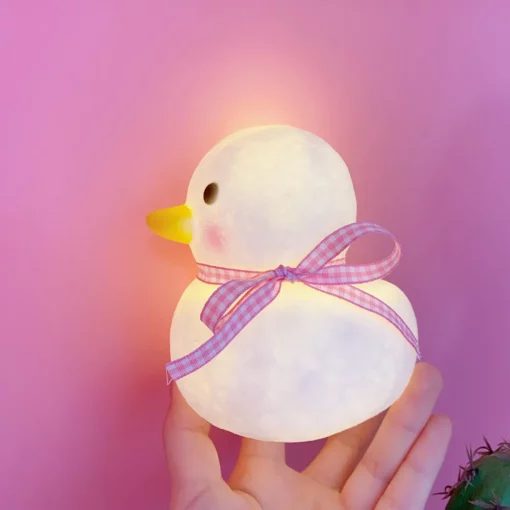 Симпатична мала патка LED светилка покрај креветот