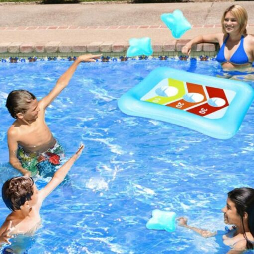 Летняя игра в бассейн с надувным кольцом