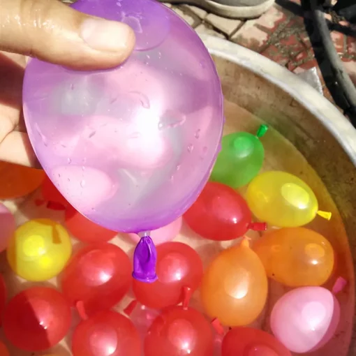 111 парчиња смешни играчки со балон со вода