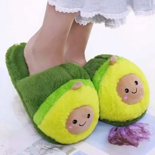 Cute Avocado Slippers Fir Fraen a Kanner
