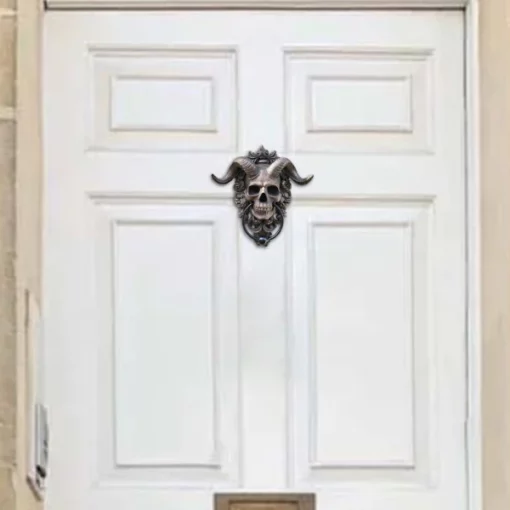 Тропач на врата со рогови череп