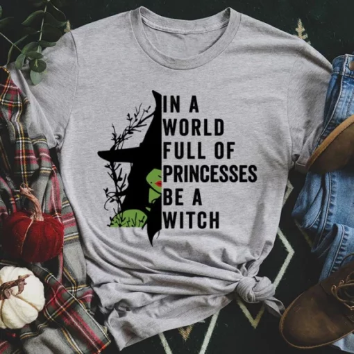 Camiseta em um mundo cheio de princesas seja uma bruxa