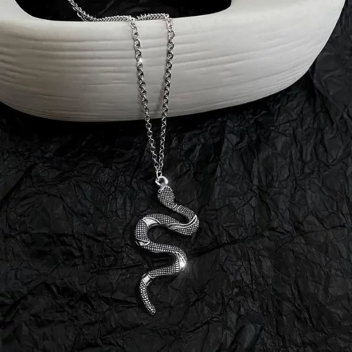 Collier pendentif serpent avec chaîne à maillons