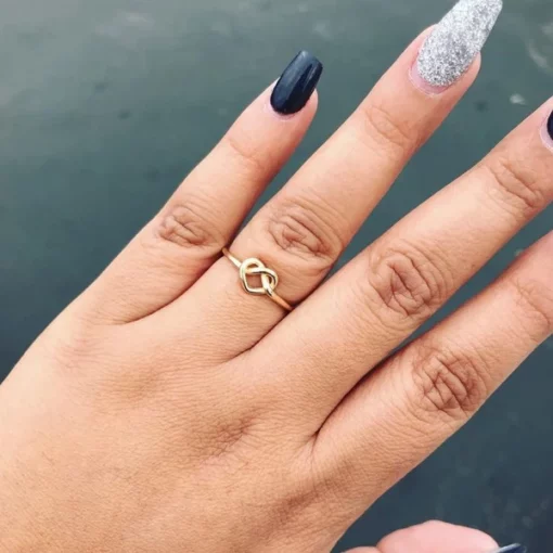 Прилагодлив прстен со љубовен јазол