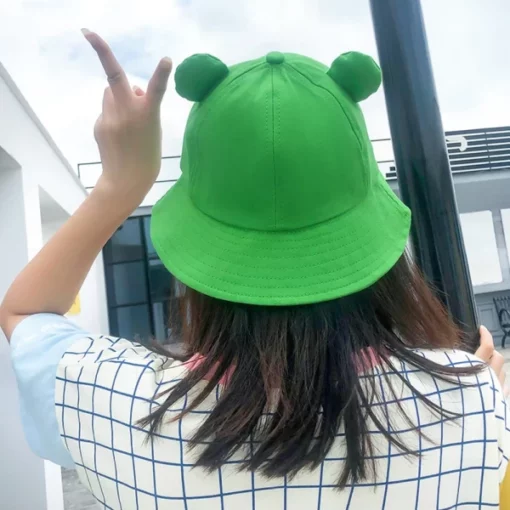 Prikupen žabji klobuk z vedro