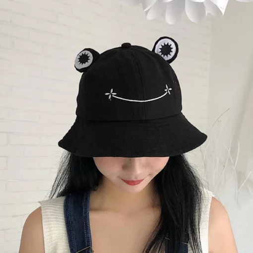 Симпатична шапка со кофа со жаба