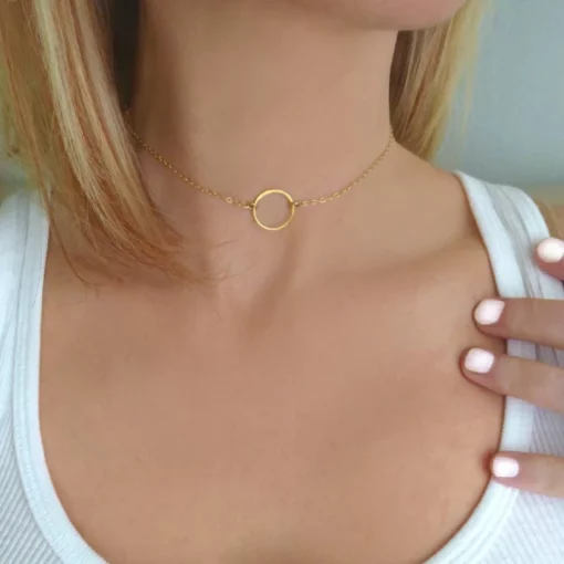 Delikatna zlatna ogrlica u krugu