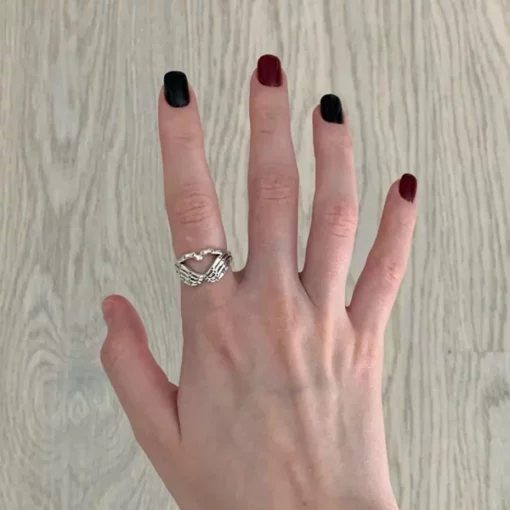 Realistische Zilveren Schedel Hand Hart Ring