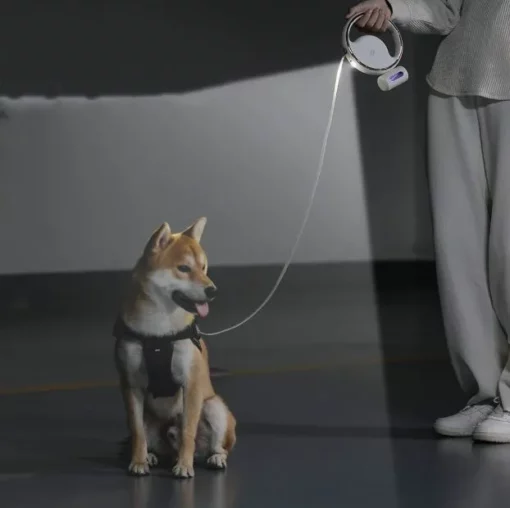 Прибираща се каишка за кучета с автоматично осветление