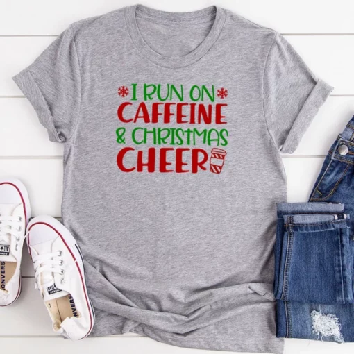 Camiseta I Run On Caffeine & Christmas Cheer