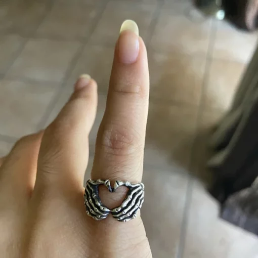 Realistični srebrni lubanjski prsten u obliku srca