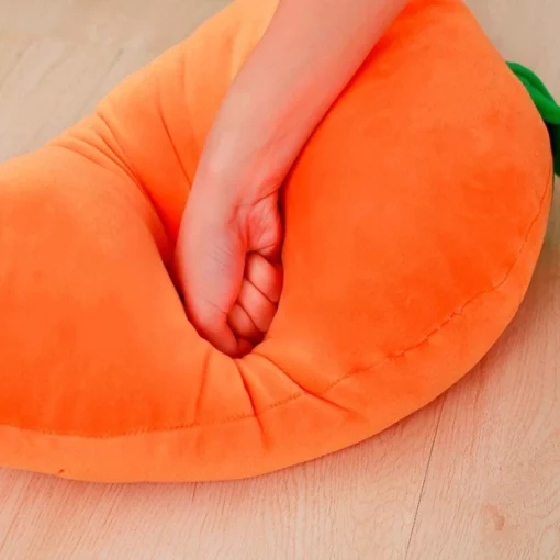 Cuscino carino in peluche di carota