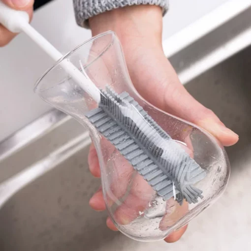 Флексибилно средство за чистење четки од силиконски шишиња