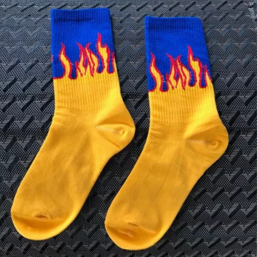 休閒或正式風格的中性火焰襪