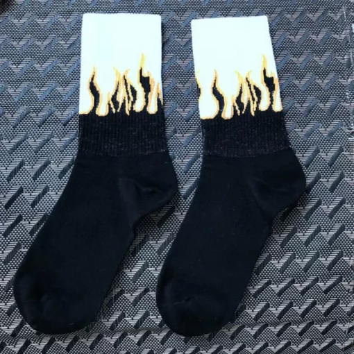 Unisex Flame Socks သည် ပေါ့ပေါ့ပါးပါး သို့မဟုတ် ပုံမှန်ပုံစံဖော်ပြချက်အတွက်