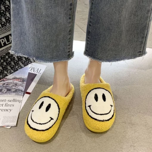 Pantofole con faccina sorridente per un'esperienza confortevole