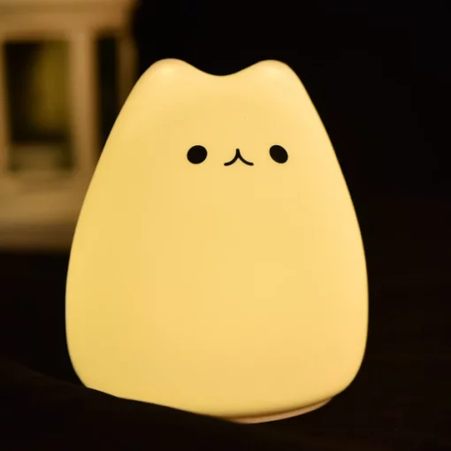 Spalvą keičianti katės naktinio apšvietimo lempa