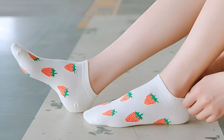 https://www.inspireuplift.com/Cute-Strawberry-Socks/iu/3317?utm_source=eastergiftsforadults&utm_medium=Blog