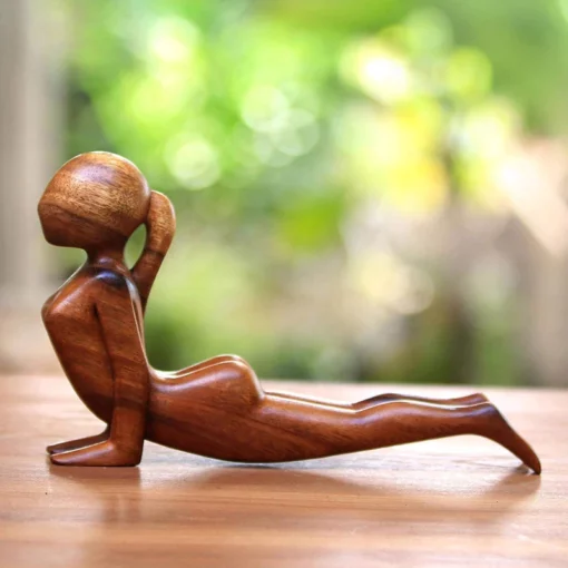 Yogi-skulptur af træ
