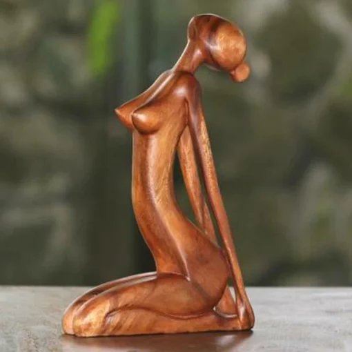 Yogi-skulptur af træ