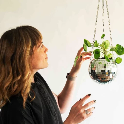 Jardinieră suspendată cu bile de discoteca pentru decorarea casei și la birou
