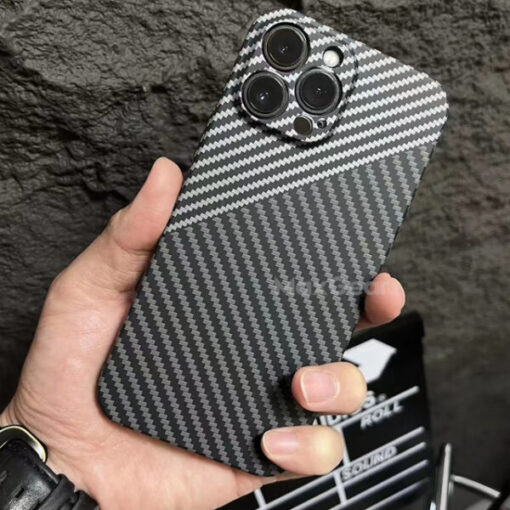 Калъф за iPhone с магнитно безжично зареждане с текстура от въглеродни влакна