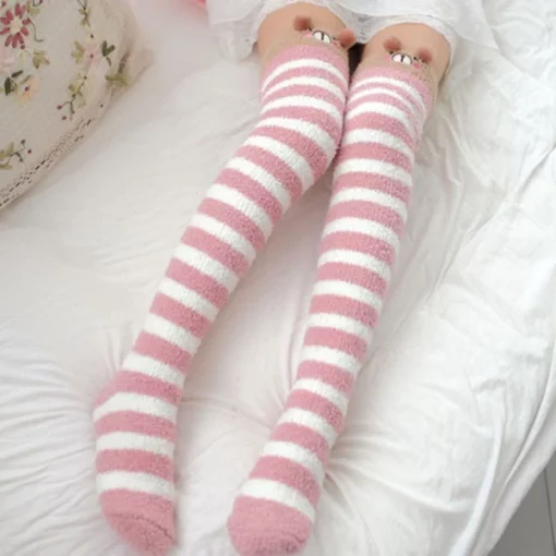 Lindos y cómodos calcetines hasta el muslo con rayas de animales