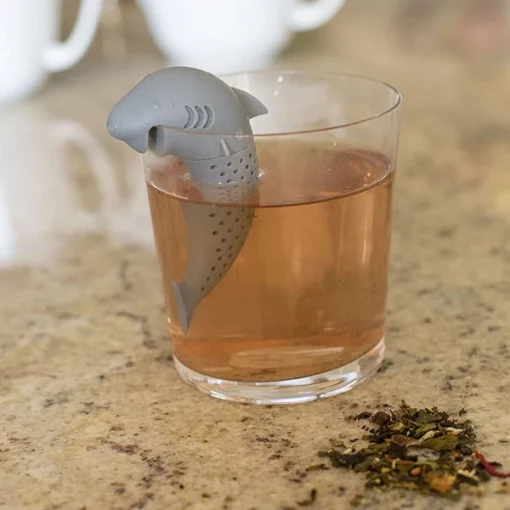 Силиконски цедалка за чај во облик на ајкула