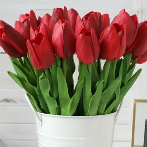 Tulips na karya waɗanda suke kama da gaske