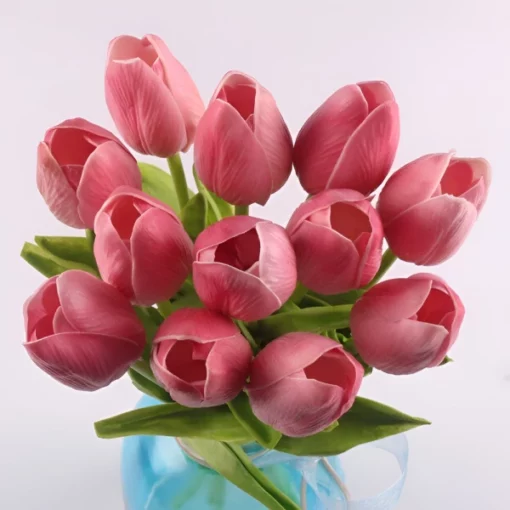 Lažni tulipani koji izgledaju kao pravi