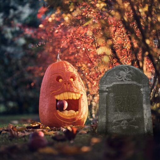 Halloweenský náhrobek z pěnové kostry