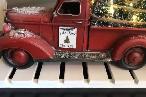 Röd Farm Truck Christmas Centerpiece
