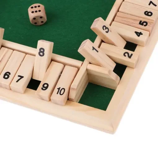 फासे आणि क्रमांकांसह लाकडी बोर्ड गेम