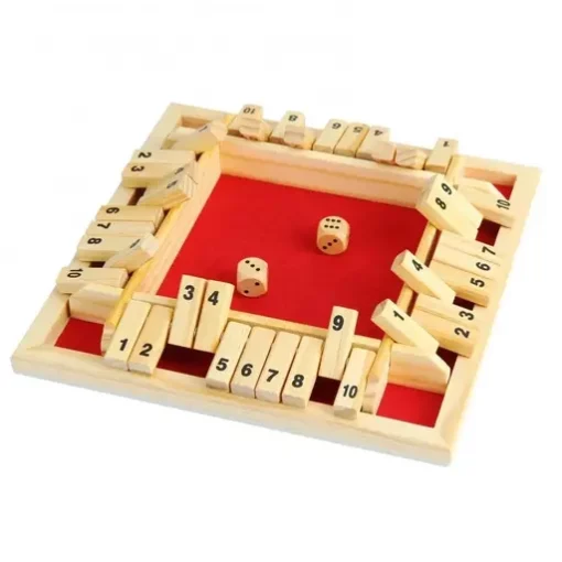 फासे आणि क्रमांकांसह लाकडी बोर्ड गेम