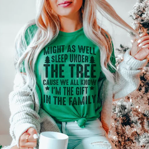 Може и да спие под дрвото Божиќна маичка
