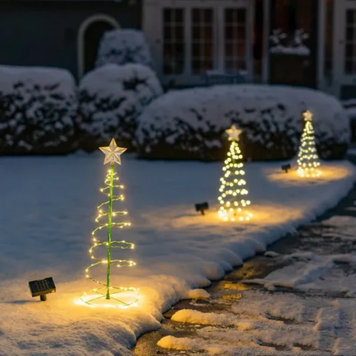 Ziemassvētku eglīšu dekorēšana āra pagalma apgaismojums